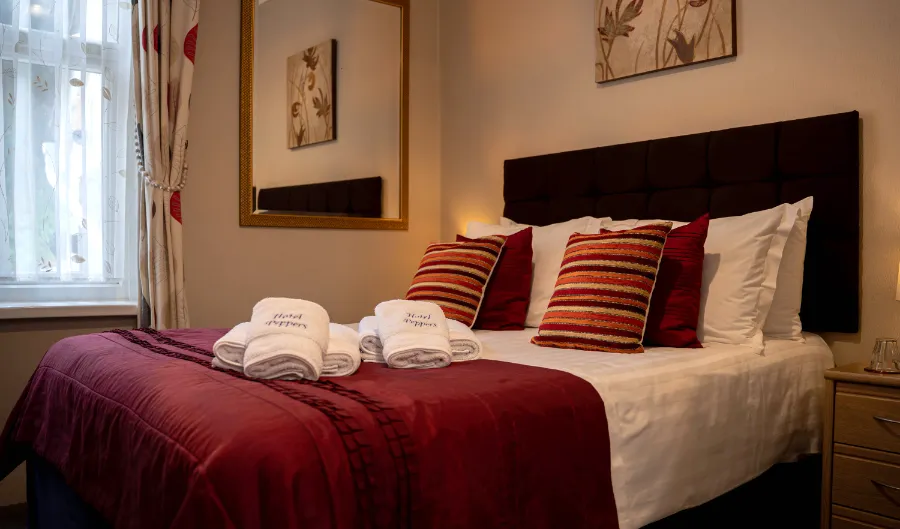 Compact double room with red bedding